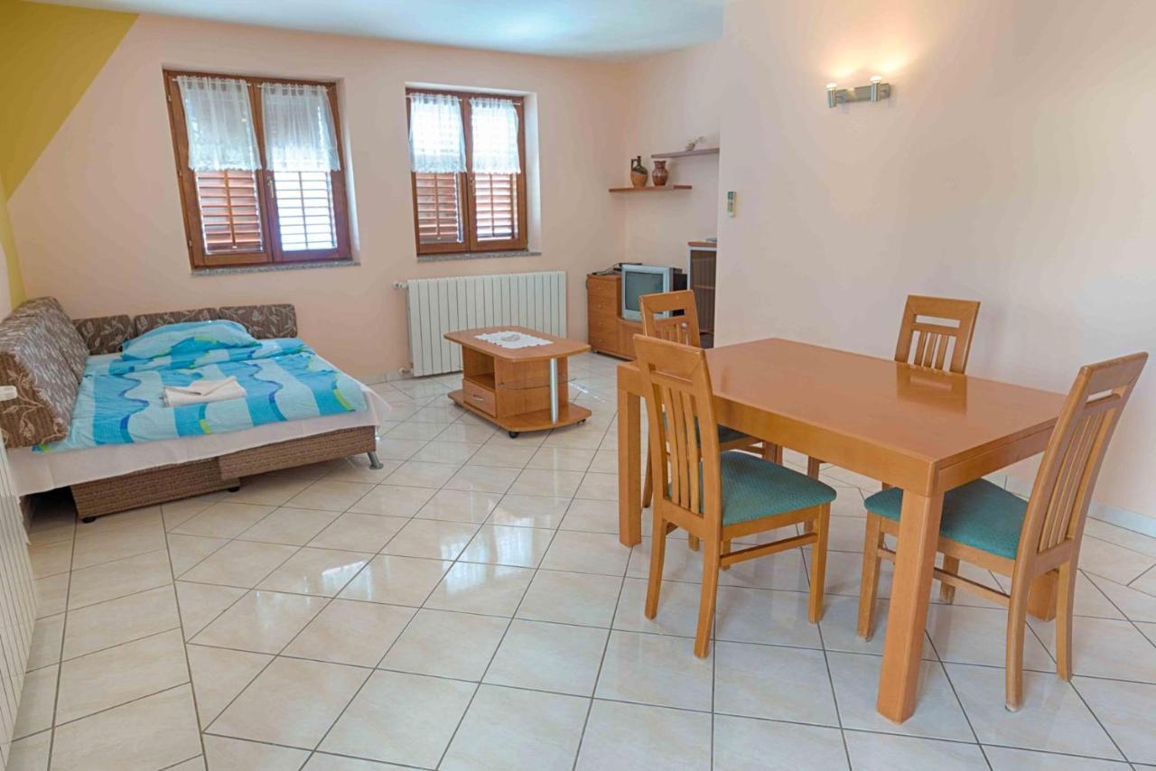 Ariela At The Beach Apartment Stara Novalja Ngoại thất bức ảnh